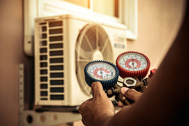Professional Hvac technician working in Port Saint Lucie, FL